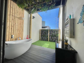 Brand New Jungle Themed Garden Apartment - Outdoor Bath - Next to Seafront - Childrens Toys - Superfast Wifi - Netflix - Disney
